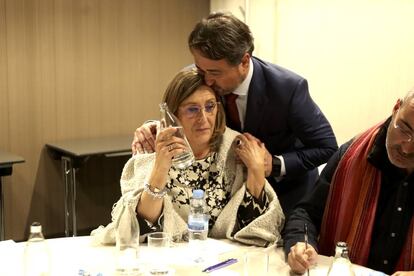 Javier Íscar abraza a Sonia Gumpert tras la supuesta agresión del pasado miércoles.