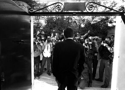 Adolfo Suárez, de espaldas, abandona el colegio electoral después de votar en las elecciones generales del 29 de octubre de 1989.