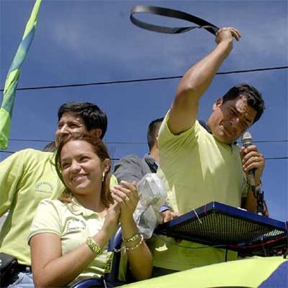 Rafael Correa esgrime un cinturón en un acto electoral en Quito.