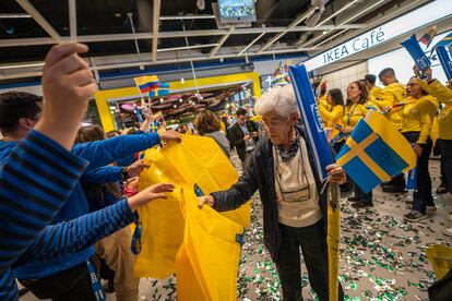 Una mujer es recibida por los empleados de Ikea durante la inauguración de la primera tienda en Colombia, el 28 de septiembre de 2023, en Bogotá.