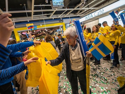 Una mujer es recibida por los empleados de Ikea durante la inauguración de la primera tienda en Colombia, el 28 de septiembre de 2023, en Bogotá.