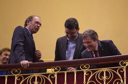 El presidente de la gestora del PSOE, Javier Fernández (izquierda), el portavoz de la misma, Mario Jiménez (centro), se sientan en la tribuna de invitados con la presencia de Pío García-Escudero, presidente del Senado.

siguen el debate de investidura desde la tribuna de invitados del Congreso.