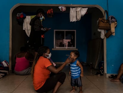 Migrantes descansan en un edificio en Tapachula (Estado de Chiapas), en agosto de 2021.