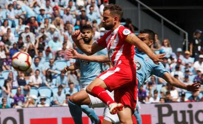 Stuani supera al céltico Cabral durante un instante del partido en Balaídos.