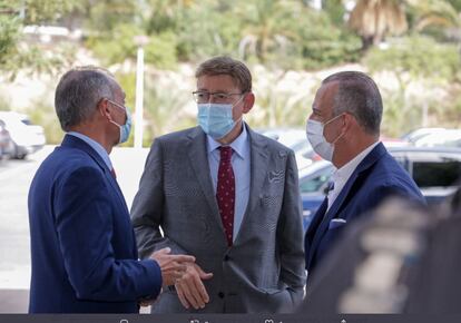 Ximo Puig, entre los representantes empresariales Salvador Navarro y Perfecto Palacio al asistir a la reunión del Comité Ejecutivo y la Junta Directiva de la CEV, en Elx (Alicante).