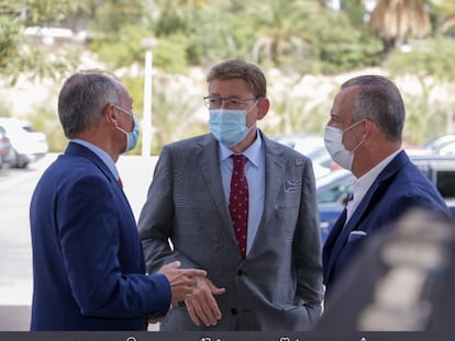 Ximo Puig, entre los representantes empresariales Salvador Navarro y Perfecto Palacio al asistir a la reunión del Comité Ejecutivo y la Junta Directiva de la CEV, en Elx (Alicante).