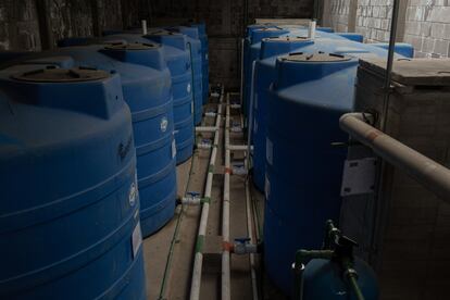 El sistema de almacenamiento y tratamiento del agua se encuentra bajo tierra.