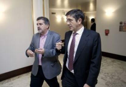 López, en el Parlamento vasco, el jueves junto al socialista Jesús Eguiguren