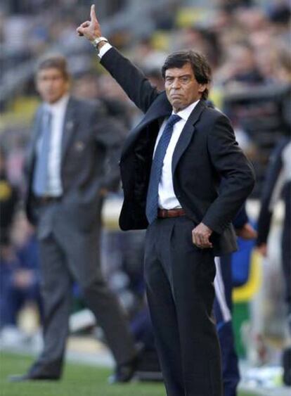 Paco Chaparro da instrucciones a sus jugadores ante el Villarreal.