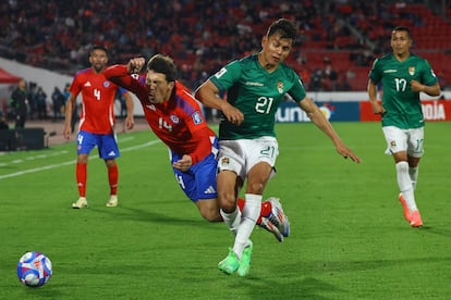 José Sagredo, de Bolivia, disputa un balón contra Gonzalo Tapia, el 10 de septiembre.