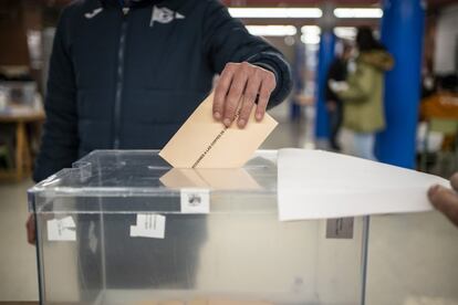 Un hombre introduce su papeleta electoral en la urna del colegio Cardenal Mendoza de Valladolid.