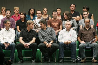 Dirigentes <i>abertzales</i> en la reunión de la declaración de Gernika del pasado 25 de septiembre.