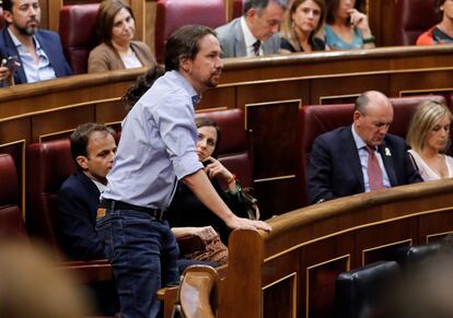 El secretario general de Podemos Pablo Iglesias, vota durante la segunda jornada del debate de investidura. 