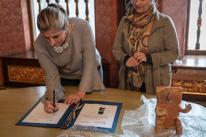 Laura Gil, viceministra de Asuntos Multilaterales, en la entrega de dos piezas arqueológicas para el ICANH