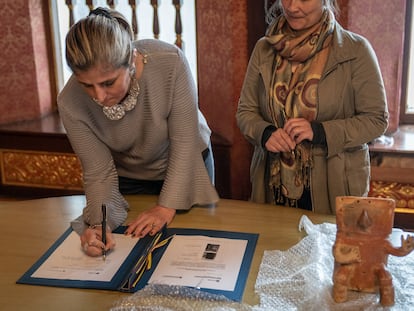 Viceministra de Asuntos Multilaterales, Laura Gil firma la entrega oficial de dos piezas arqueológicas retornadas en el Palacio de San Carlos, Bogotá, el 2 de diciembre de 2022.