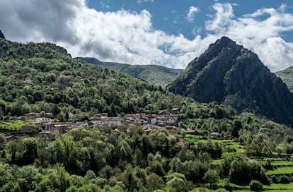 Vista del pueblo de Oseja de Sajambre, en los Picos de Europa, en la provincia de León, el jueves de esta semana.
