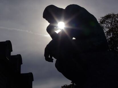 El sol del atardecer se cuela entre las formas de &#039;El pensador&#039; de Rodin, situado en los jardines de su museo, en Par&iacute;s.