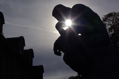 El sol del atardecer se cuela entre las formas de &#039;El pensador&#039; de Rodin, situado en los jardines de su museo, en Par&iacute;s.