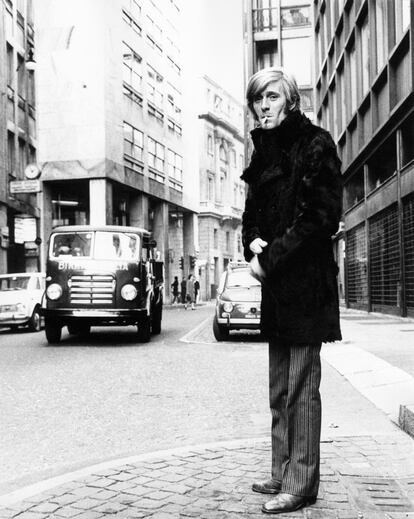 Nino Ferrer fuma un cigarro en las calles de Milán en 1967.