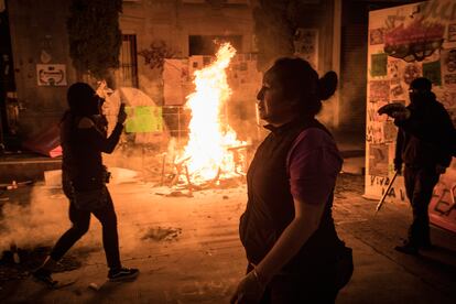 Integrantes del  Frente Nacional Ni Una Menos durante una manifestación en el exterior de la Comisión Nacional de Derechos Humanos.