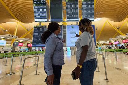 Dos viajeras consultan un panel en el Aeropuerto Adolfo Suárez Madrid-Barajas, el pasado 1 de agosto de 2023.