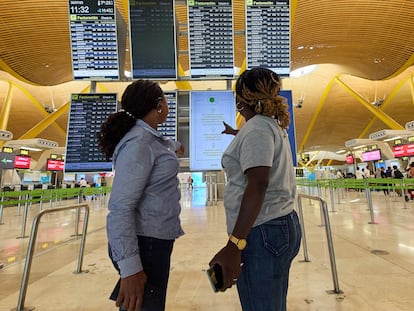 Dos viajeras consultan un panel en el Aeropuerto Adolfo Suárez Madrid-Barajas, el pasado 1 de agosto de 2023.