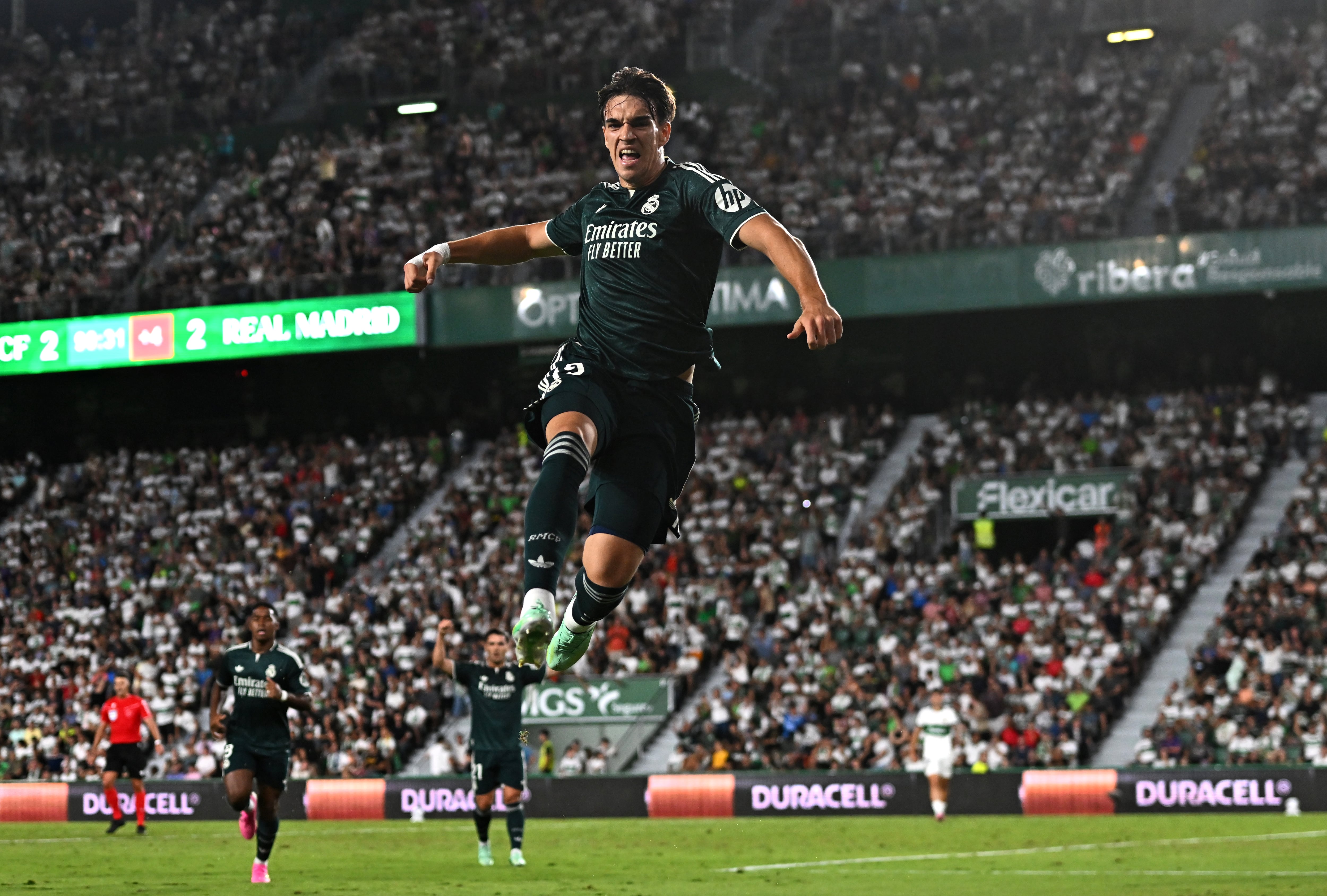 Espí vuelve a rescatar a un Real Madrid que se desconectó ante el Elche