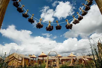 Los Uros son un pueblo pre-incas que vive en más de 50 islas flotantes en el Lago Titicaca, cerca de la ciudad de Puno, Perú. Sus antepasados ​​no siempre vivían en el lago, pero la expansión y colonización por los Incas siglos atrás obligaron a la gente a abandonar los hogares en la tierra y establecer una forma de vida en la superficie del lago.