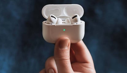 AirPods mano