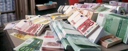Montones de billetes de euro en un banco suizo.