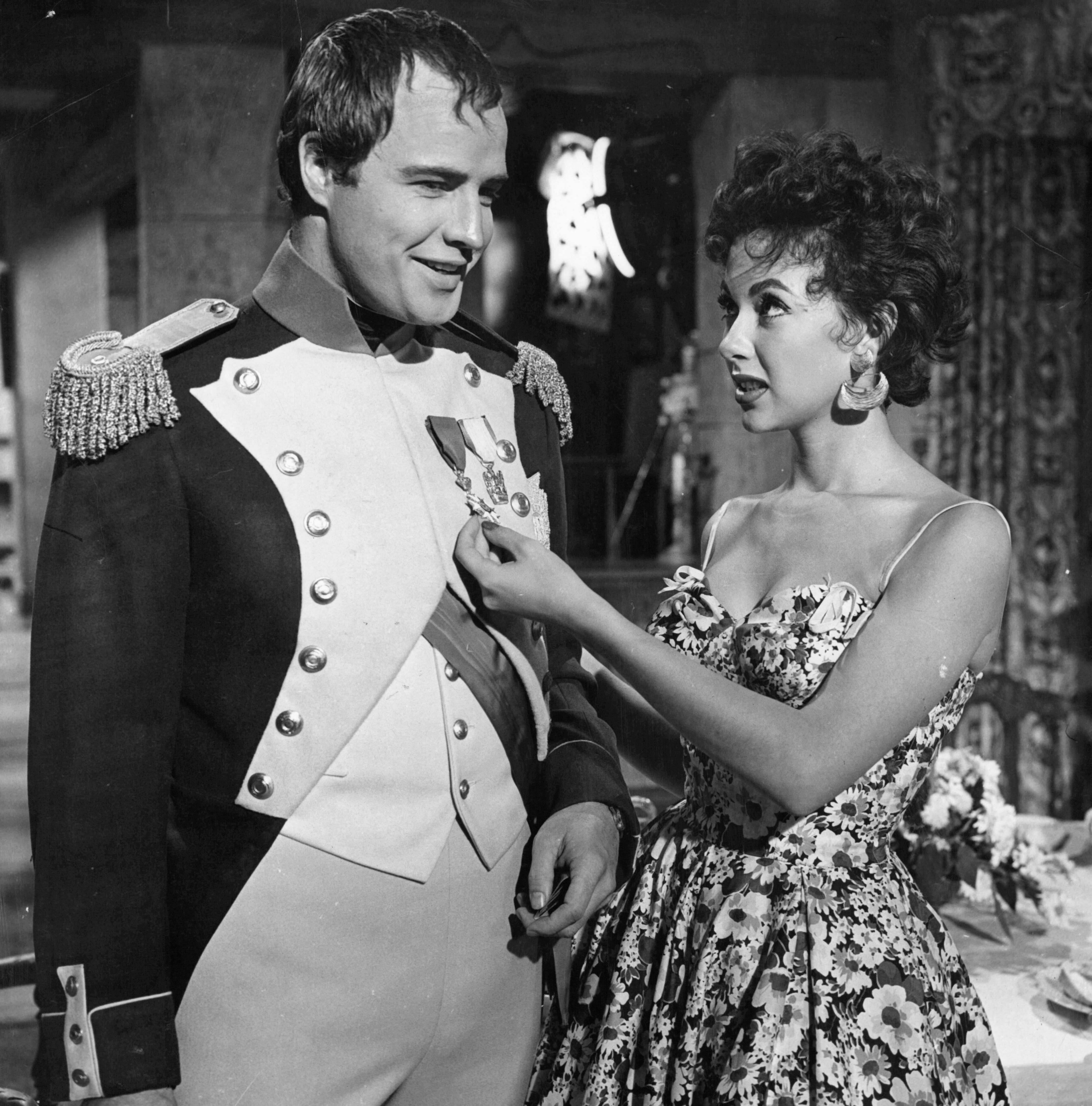 Marlon Brando y Rita Moreno en la película 'Desiree', de 1954.