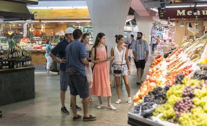 Turistas en un mercado de Barcelona.