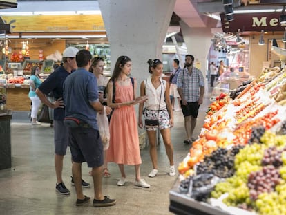 Turistas en un mercado de Barcelona.