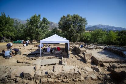 Vista general del yacimiento de El Rebollar con los arqueólogos trabajando el pasado martes.