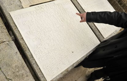 L&aacute;pida en gallego del escritor Ben-Cho-Shey en el cementerio de San Francisco de Ourense.