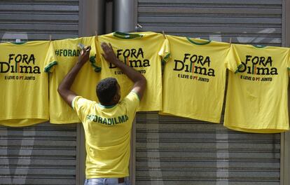 Um homem vende camisetas com a estampa "Fora Dilma" em São Paulo.