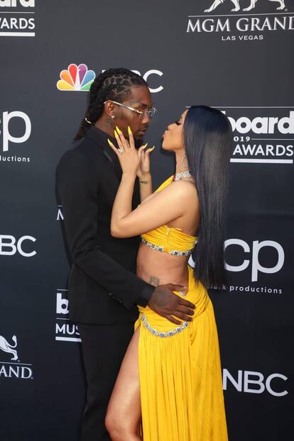 Cardi B dio a luz a finales de verano a su segundo hijo junto a su pareja, el rapero Offset. La cantante anunció su embarazo con un posado en junio donde se podía ver que estaba bastante avanzado, después de actuar en la gala de entrega de los premios BET 2021 en Los Ángeles. Así, tras el parto publicó una imagen en el hospital para dar la bienvenida al nuevo miembro de su familia, en la que incluía la fecha de su nacimiento: el cuatro de septiembre.