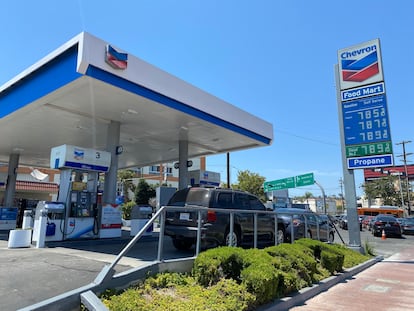 Precios del combustible en una gasolinera de Los Ángeles el fin de semana.