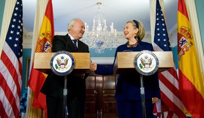 Miguel Ángel Moratinos con la secretaria de Estado, Hillary Clinton, en Washington en diciembre de 2009.