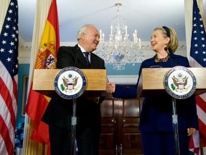 Miguel Ángel Moratinos con la secretaria de Estado, Hillary Clinton, en Washington en diciembre de 2009.