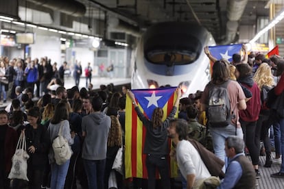 El 8 de novembre del 2017, el Tribunal Constitucional anul·la la DUI i la Llei de Transitorietat Catalana. Es produeix una nova vaga general a Barcelona. En la imatge, els manifestants tallen la circulació de l'AVE a l'estació de Sants de Barcelona.