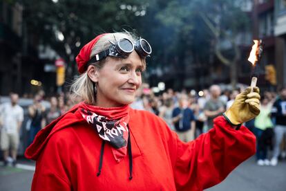 Verbena de Sant Joan en el barrio barcelonés de Sant Antoni. La celebración de la festividad en fin de semana y el buen tiempo reinante en Cataluña avanzaba una buena campaña de venta de las tradicionales 'coques de Sant Joan': dos millones.