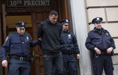 Sefolosha abandona la comisaría de Nueva York donde prestó declaración.