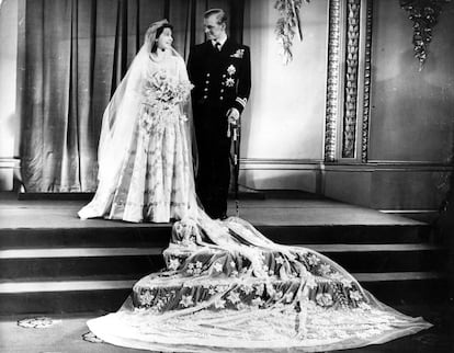 El 20 de noviembre de 1947, en la Abadía de Westmisnter y ante 2.000 invitados, la princesa Isabel daba el "sí, quiero", tras unos años de compromiso en secreto, al príncipe Felipe de Grecia y Dinamarca, que renunció a su título y se convirtió al anglicanismo para poder casarse. Una unión que levantó suspicacias en Reino Unido por la estrecha relación de las hermanas de Felipe Mountbatten con el nazismo.