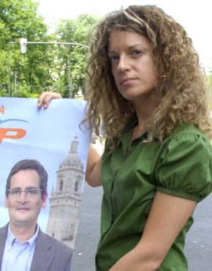 Nerea Alzola exhibe un cartel electoral del PP vasco en 2007.