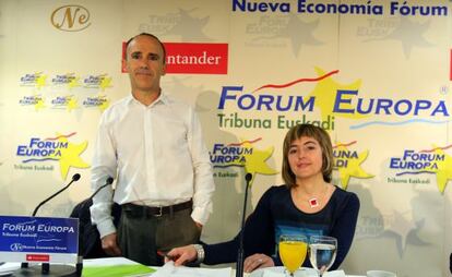 Josu Juaristi junto a Maite Iturre antes del desayuno informativo del Forum Europa Tribuna Euskadi.