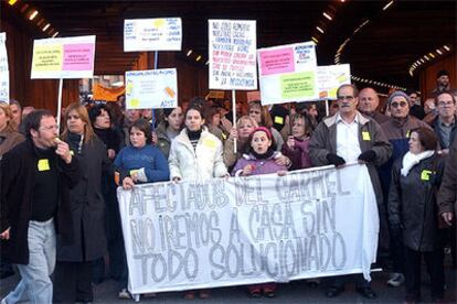 Varios centenares de vecinos del barrio afectado por el socavón, durante el corte de la Ronda de Dalt de Barcelona.