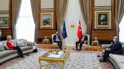 Ursula von der Leyen, Charles Michel y Recep Tayyib Erdogan, en la reunión mantenida en Ankara. (DPA VÍA EUROPA PRESS / EFE)