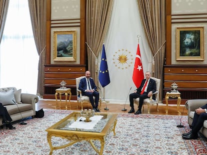 Desde la izquierda, la presidenta de la Comisión Europea, Ursula von der Leyen;  el presidente del Consejo Europeo, Charles Michel; el presidente de Turquía, Recep Tayyip Erdogan y el ministro de Exteriores turco, Mevlüt Çavuşoğlu, en Ankara el martes.
