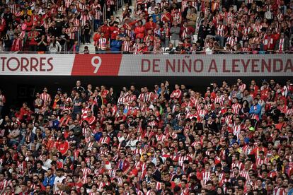 Un mensaje dice "Torres: de niño a leyenda" durante un homenaje al final del partido de fútbol de la liga española entre el Club Atlético de Madrid y el SD Eibar en el estadio Wanda Metropolitano.